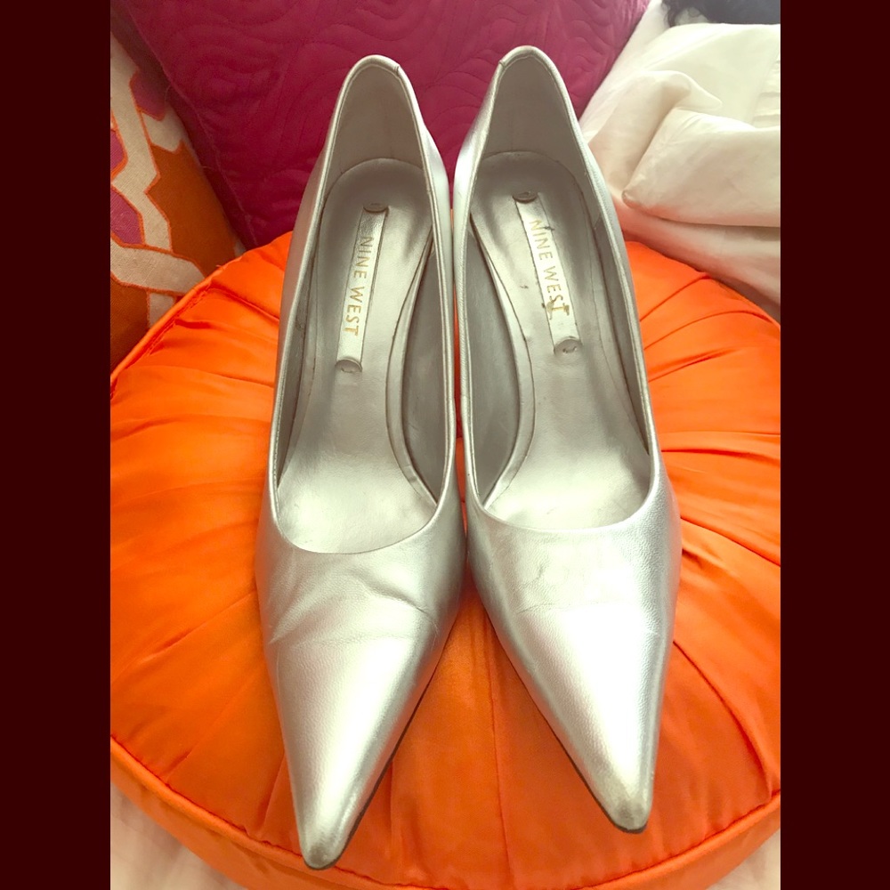 Beautiful 1960s style nine west silver shoes